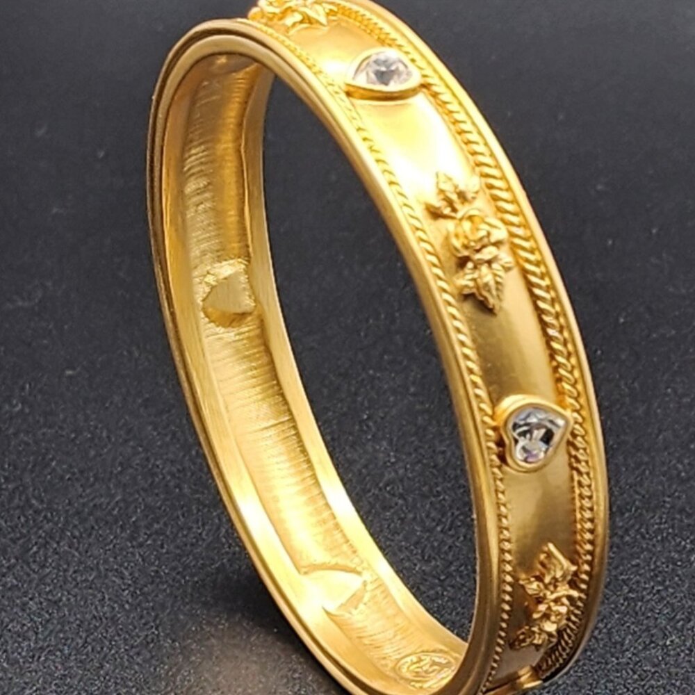 Elizabeth Taylor / avon beautiful bangle bracelet.